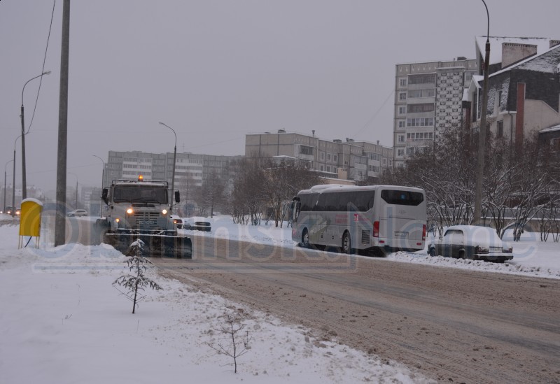 Обнинск, очистка улицы от снега